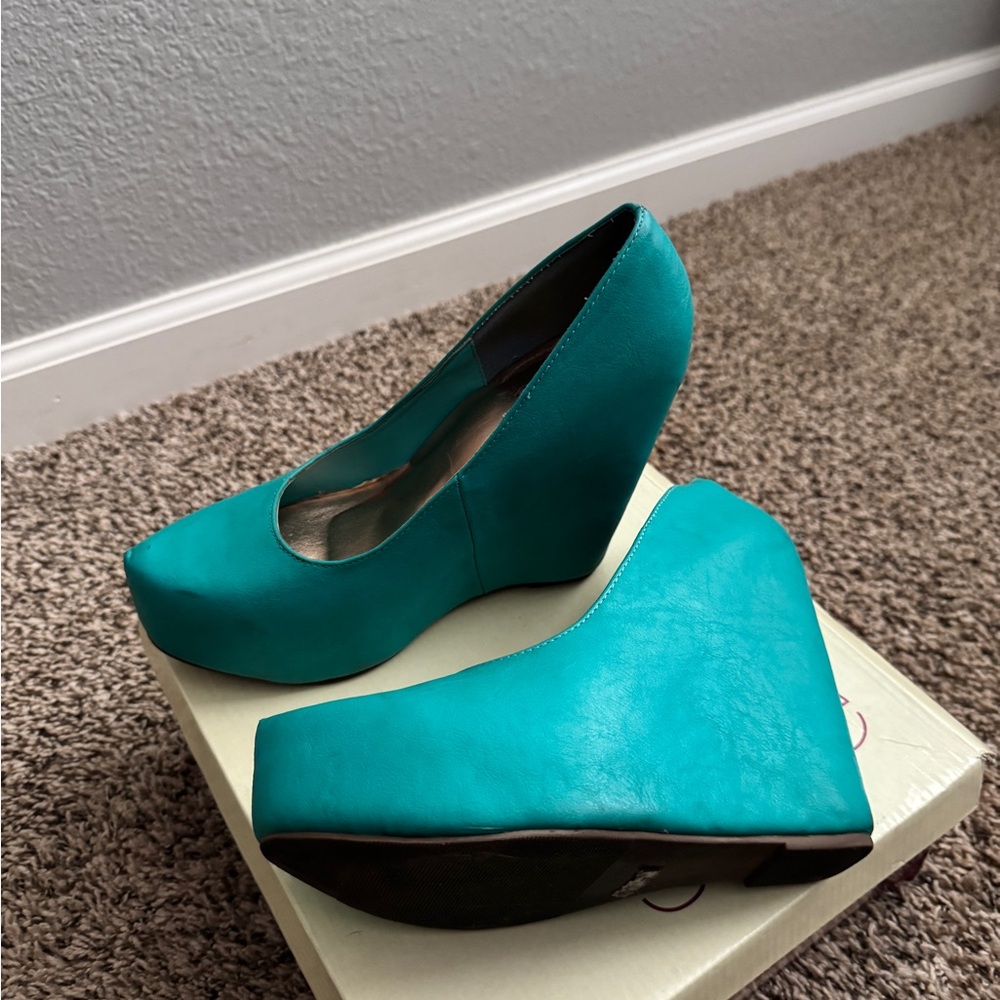Turquoise Leather Wedges
Seagreen